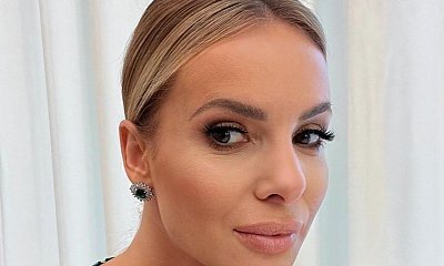 Izabela Janachowska w wannie zarzuca suknią ślubną. Fajny pomysł na sesję dla panny młodej?