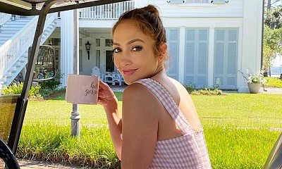 Jennifer Lopez z czarnej sukni z głębokim dekoltem i rozcięciem. Wygląda, jak 25-latka!