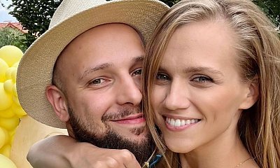 Agnieszka Kaczorowska z odważnym dekoltem zachwyca stylizacją. #Totalblacklook w jej wykonaniu to mistrzostwo!