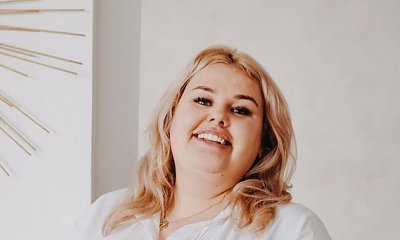 Kinga Zawodnik w niebieskiej sukience na "ryzykownej" huśtawce. Fani: "Sukienka jak ze szpitala"