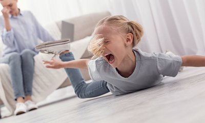 "6-letnia córka mnie terroryzuje. Pluje na mnie i rzuca jedzeniem. Mąż obwinia mnie za to"