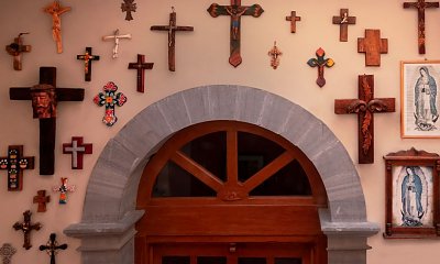 "Nie mamy nad drzwiami krzyża, a moja teściowa uważa, że w naszym domu nigdy nie zaznamy spokoju"