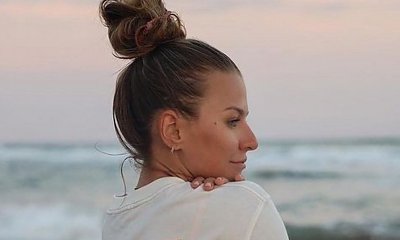 Anna Lewandowska w skórzanej kurtce za ponad 21 tys. zł siedzi rozkraczona na krześle jak prawdziwy motocyklista!