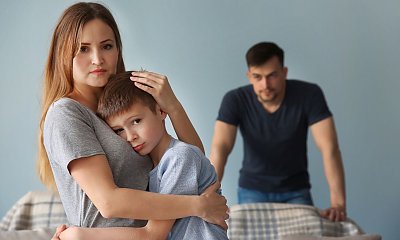 "Mąż nie traktuje równo naszych dzieci. Córki rozpieszcza, a dla synów jest jak żandarm"