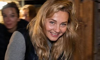 Małgorzata Socha pręży się pod Pałacem Kultury. Ma na sobie mega modną kurtkę!