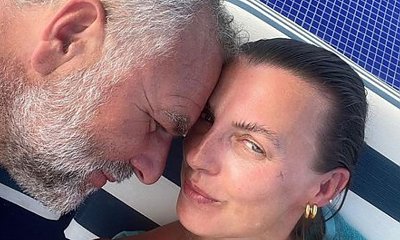 Katarzyna Sokołowska całuje po stopach swojego synka. "Co jest słodszego i ważniejszego dla malucha niż dotyk, głaskanie i przytulanie"?