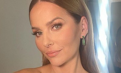 Paulina Sykut-Jeżyna w jesiennym sweterku prezentuje ciepłe czapki. Która najładniejsza?