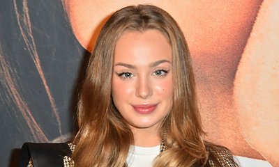 Wiktoria Gąsiewska w szarej marynarce oversize i czarnej mini na premierze filmu. Stylizacja uczennicy?