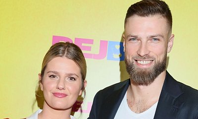 Zofia Zborowska wraz z mężem na ściance. Jej stylizacja znacznie różni się od pozostałych...