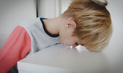 Co czują dzieci, kiedy jest im źle? Psycholog dzieli się notatkami. Te słowa łamią serce!
