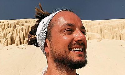 Aleksander Milwiw-Baron i jego tatuaże: na palcach i przedramionach, klatce piersiowej. Jeden z nich jest niezwykły...