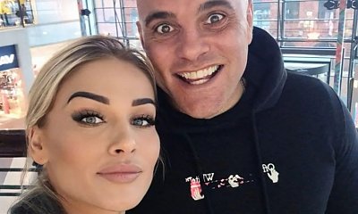 Żona Dominika Abusa odsłania brzuch, wypina do przodu swoje atuty i "gra" nóżką. Ale z niej dżaga!