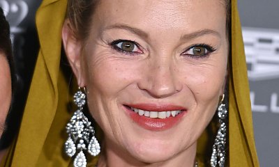 48-letnia Kate Moss w stringach na ściance bez stanika... Ale co się stało z jej twarzą?!