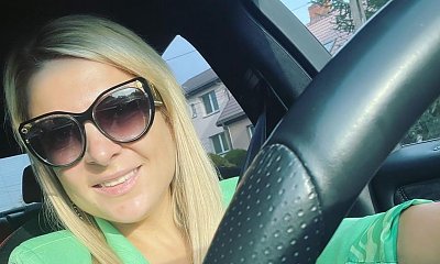 Magda Narożna w obcisłej kreacji eksponuje kobiece kształty i kusi delikatnym uśmiechem. Fani: "Super wyglądasz"
