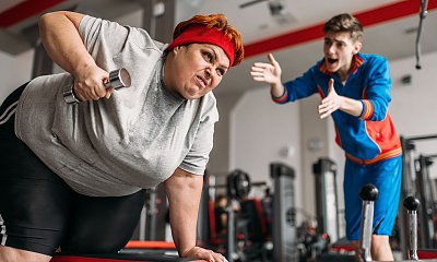 "Ważę 100 kilo. Na siłowni bardzo się wstydzę. Czuję na sobie te spojrzenia, widzę głupie uśmieszki"