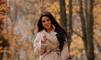 Sylwia Bomba w obcisłej czerwonej sukni z rozcięciem. W tej kreacji wygląda BOSKO!