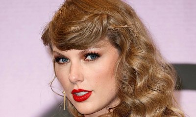 Taylor Swift błyszczy na gali. Jej złoty kombinezon to HIT! Kiedy jednak się odwróciła... WOW! Cóż za odwaga!