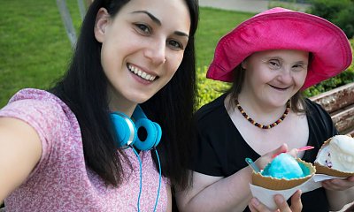 "Zajmuję się upośledzoną siostrą. Po śmierci rodziców uważam to za mój obowiązek. Swoje szczęście odłożyłam na bok