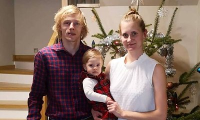 Żona Dawida Kubackiego, Marta, eksponuje ciążowy brzuszek, a jej mąż dekoruje choinkę z córeczką. Co za urocze obrazki!