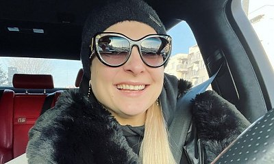 Magda Narożna w bikini. Fani: "Po co ta ręka? Tyle przytyłaś, że brzuch musisz zasłaniać?"