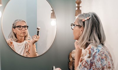 "Żona codziennie nakłada na siebie tonę makijażu. Stara baba, a stroi się jak w liceum. To już nie wypada"
