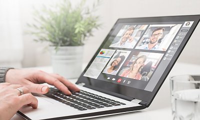 Poprowadziła lekcje online przed marketem. Miała ważny powód, który uczynił z niej bohaterkę