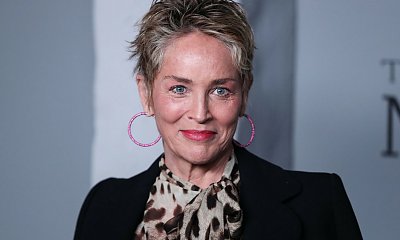 Sharon Stone w różowym garniturze z piórkami i diamencikami. 64-latka tym razem przesadziła?