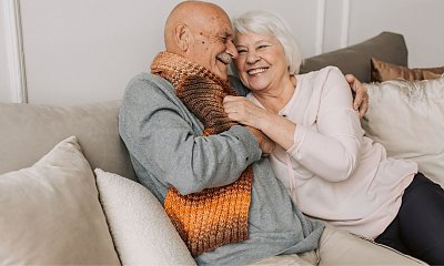 „Mam 80 lat, a ciągle myślę o facetach. Po śmierci męża wreszcie poczułam, jak smakuje życie”