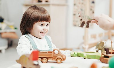 "Sąsiad codziennie podrzuca mi swoją córkę! Chcę pomóc, ale chyba trochę mnie  wykorzystuje"