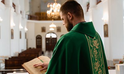 "Mąż nie chce przyjąć księdza po kolędzie. Nie wiem, dlaczego mi to robi... Sąsiedzi będą się śmiać"