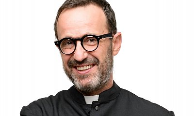 "Miałam dziwnego księdza na kolędzie. Nie dość, że opowiadał żarciki o krasnoludkach i wziął dużo kasy, to jeszcze dał mi soczystego buziaka"