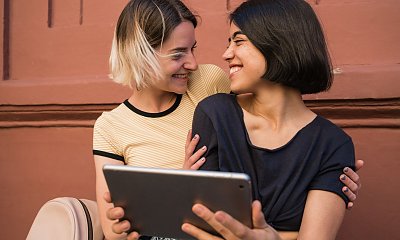 "Żona zdradziła mnie z kobietą. Dzisiaj jesteśmy parą, a moja ex gryzie paznokcie z zazdrości"