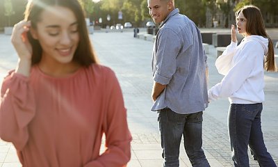 "Mojemu mężowi podobają się inne kobiety i nie widzi w tym problemu. Czy tylko ja uważam, że to dziwne?"