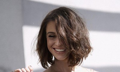 Julia Kamińska błyszczy w kobaltowej sukience. Uwagę zwracają jej nogi...
