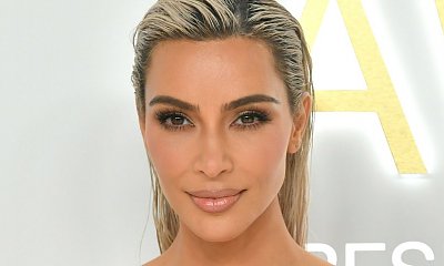 Kim Kardashian ZNOWU nie może wejść po schodach w zbyt wąskiej spódnicy. "To ma być sexy? Chodzi jak moja babcia!"
