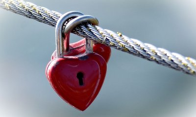 Walentynkowe igraszki skończyły się na SOR-ze. Mężczyzna z kłódką w miejscu intymnym potrzebował pomocy strażaków