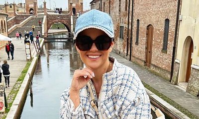 Katarzyna Cichopek celebruje pierwszy dzień wiosny w jeansowej sukience. Fani: "Pięknie"