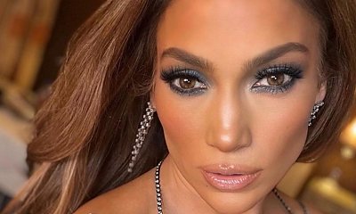 Półnaga 53-letnia Jennifer Lopez reklamuje bieliznę. "Jesteś boginią!!" - ktoś pisze