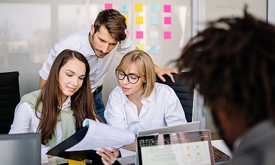 "Zaczęłam pracę w korporacji i nie rozumiem, co do mnie mówią. Ostatnio totalnie się zbłaźniłam!"