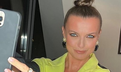 Katarzyna Sokołowska odsłoniła to i owo, trzymając w ramionach psa