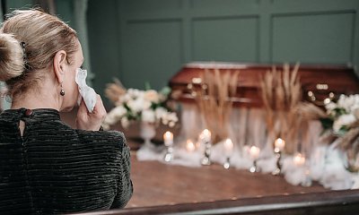 "Po śmierci męża znalazłam sobie młodszego faceta. Dzieci i znajomi nie mogą tego zdzierżyć"