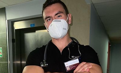 Conan Kaźmierski w stylizacji jak do ślubu. Jest i partnerka. A okazja..? Była zacna!