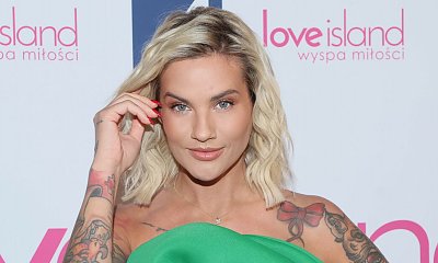 Karolina Gilon na konferencji "Love Island 7". Na jej zielonej sukience przysiadła wielka róża!