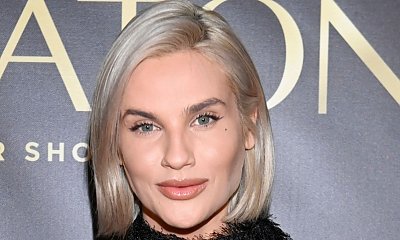 Karolina Gilon pozuje w tropikach w mocno wyciętym stroju. Bogini!