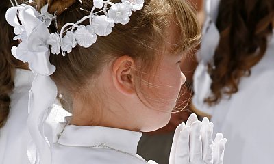 "Moja córeczka nie pozwala przekłuć sobie uszu na komunię! Spalę się ze wstydu przed rodziną..."