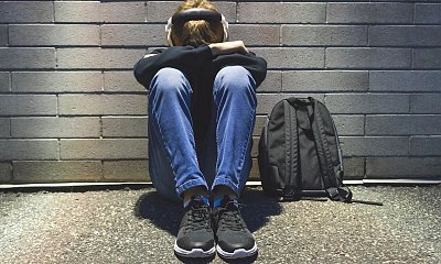 "Mój syn zepchnął koleżankę z krzesła, a ona rozbiła smartfona. Teraz rodzice chcą kasy, a szkoła ma to gdzieś - bo jest zakaz"
