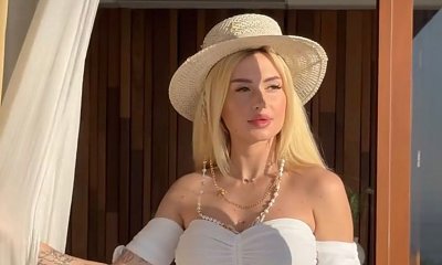 Wersow pokazała ciążowy brzuszek w czarnym kostiumie i spódniczce boho. Tak się bawi na Bali!