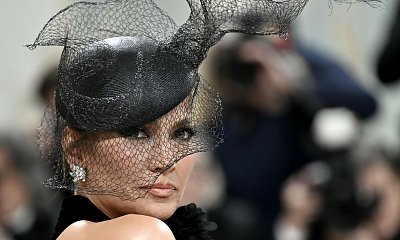 Met Gala 2023: Półnaga Jennifer Lopez z woalką na głowie i długim trenem. CUDO!