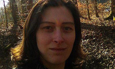 Karina z "Chłopaków do wzięcia" w sesji łóżkowej. W dłoniach trzyma czerwoną różę