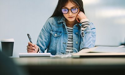 "Mój facet twierdzi, że jestem nudna bo lubię czytać książki. On tylko by chodził po imprezach"